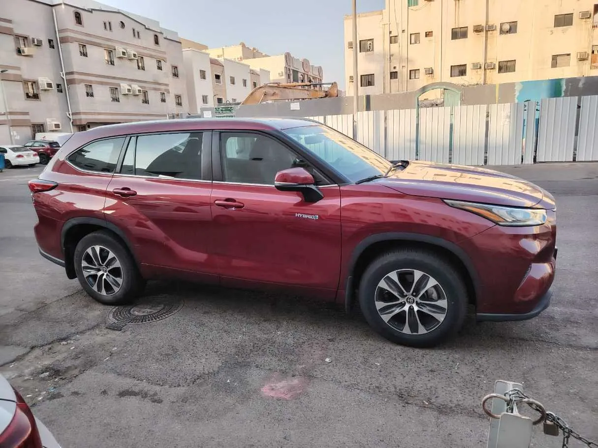 Car image 4
