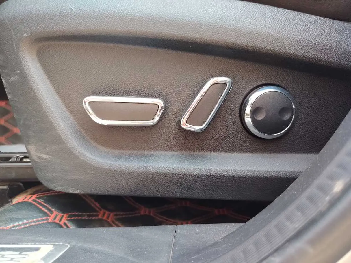 Car image 26