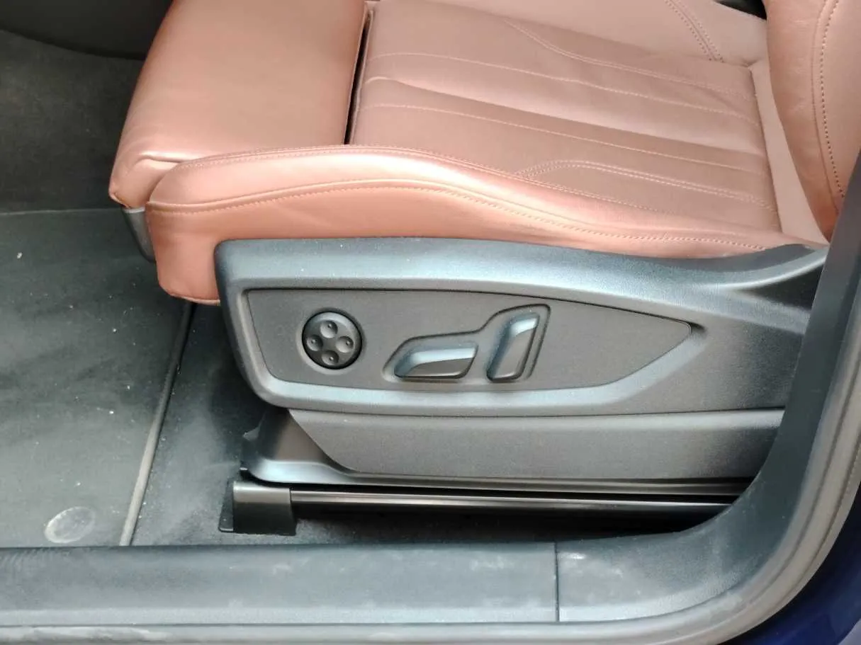 Car image 37
