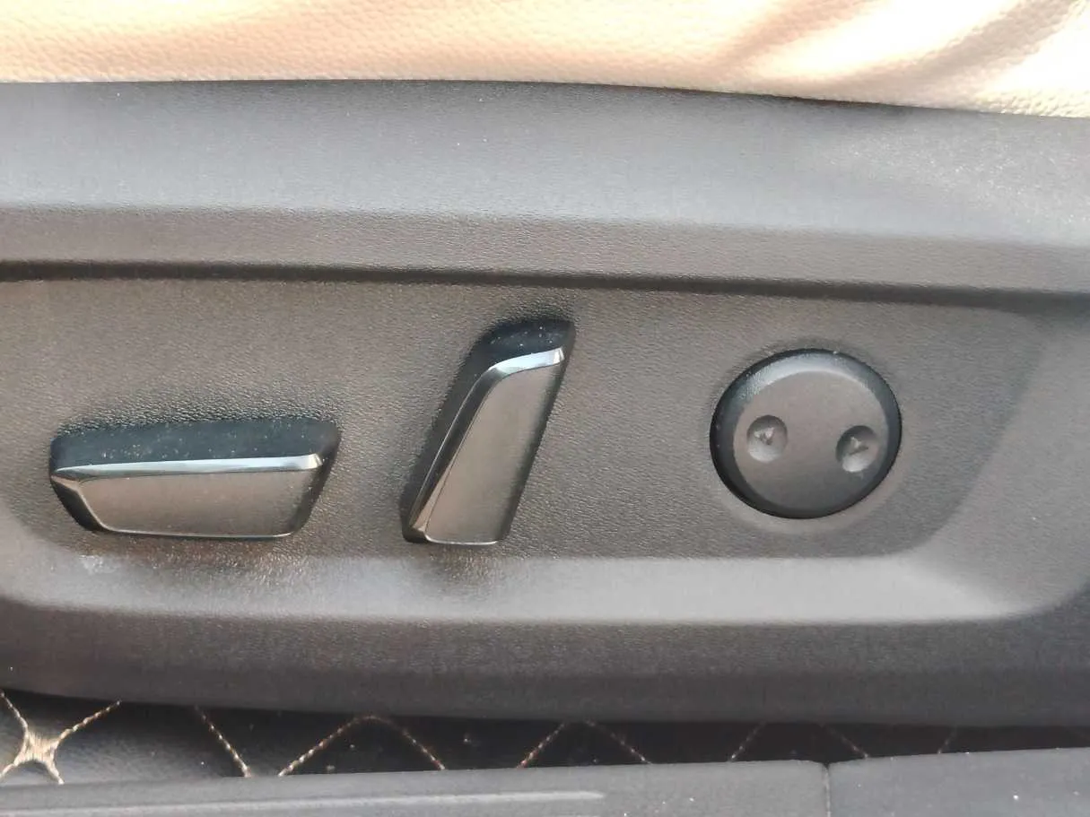 Car image 34