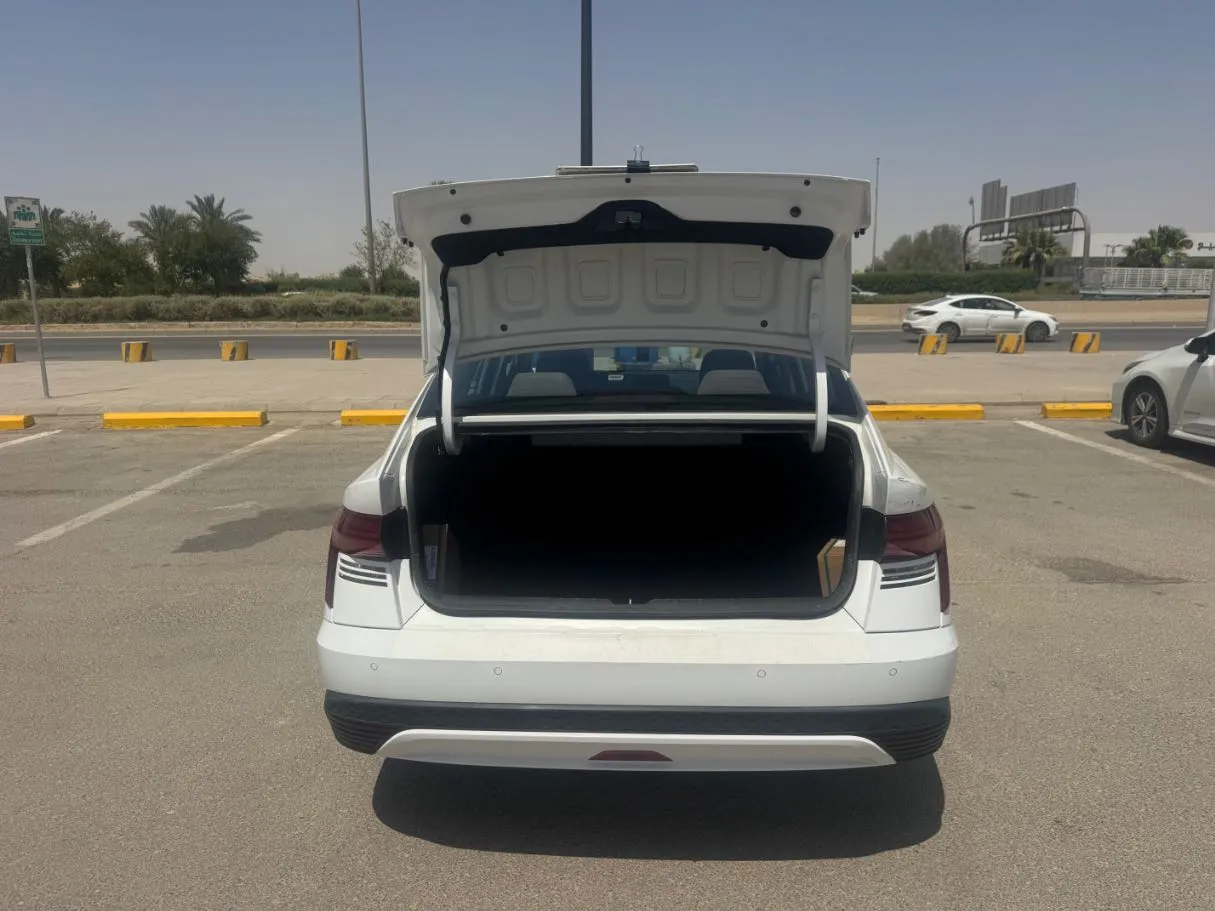 Car image 19