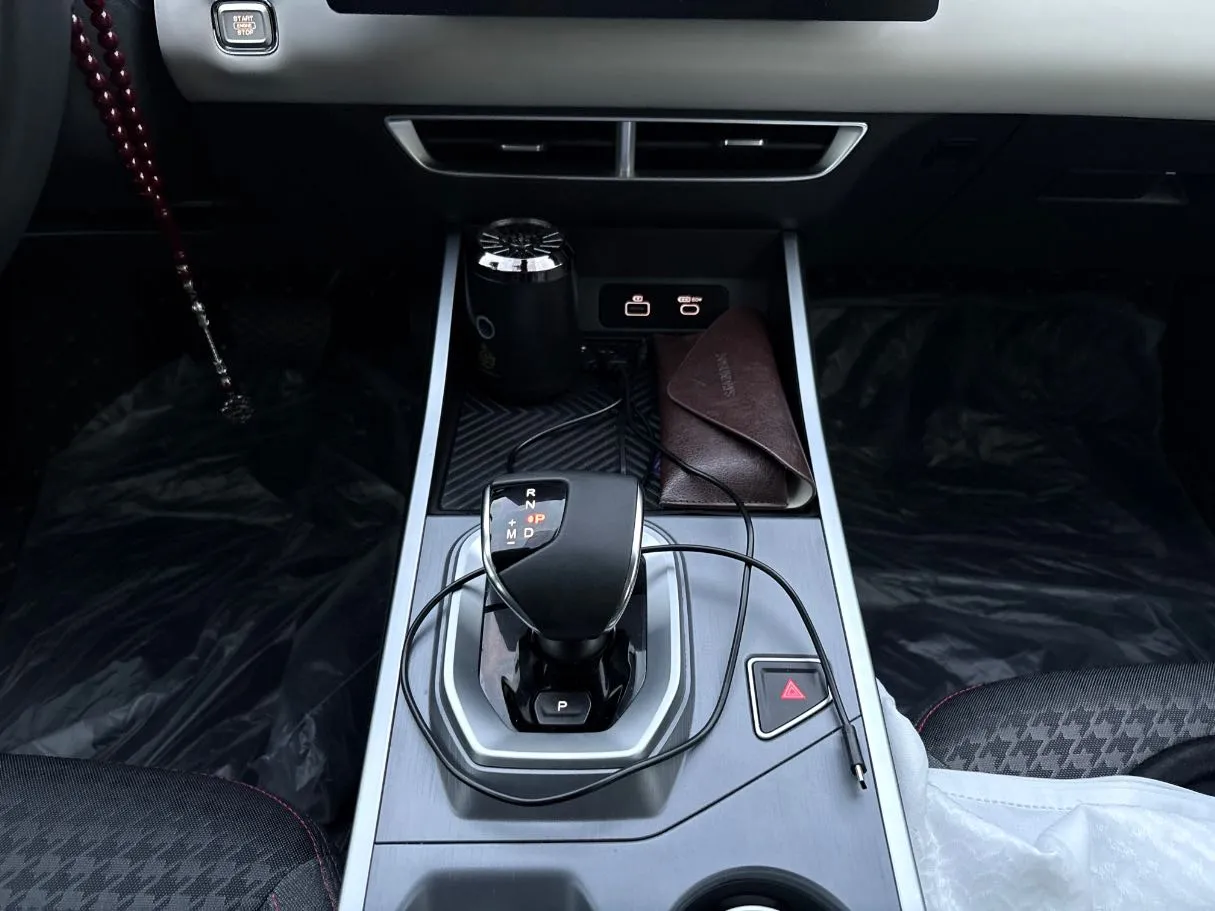 Car image 19