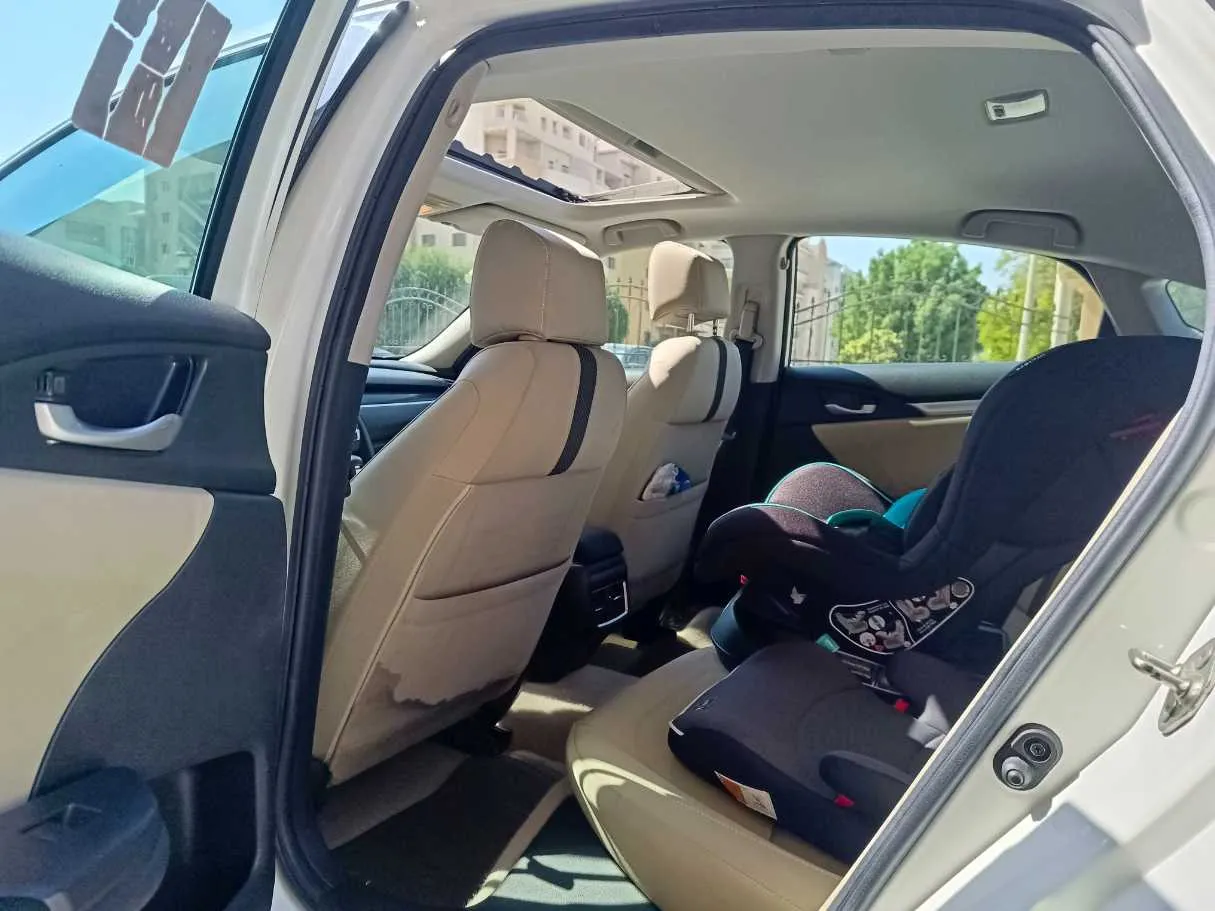 Car image 16