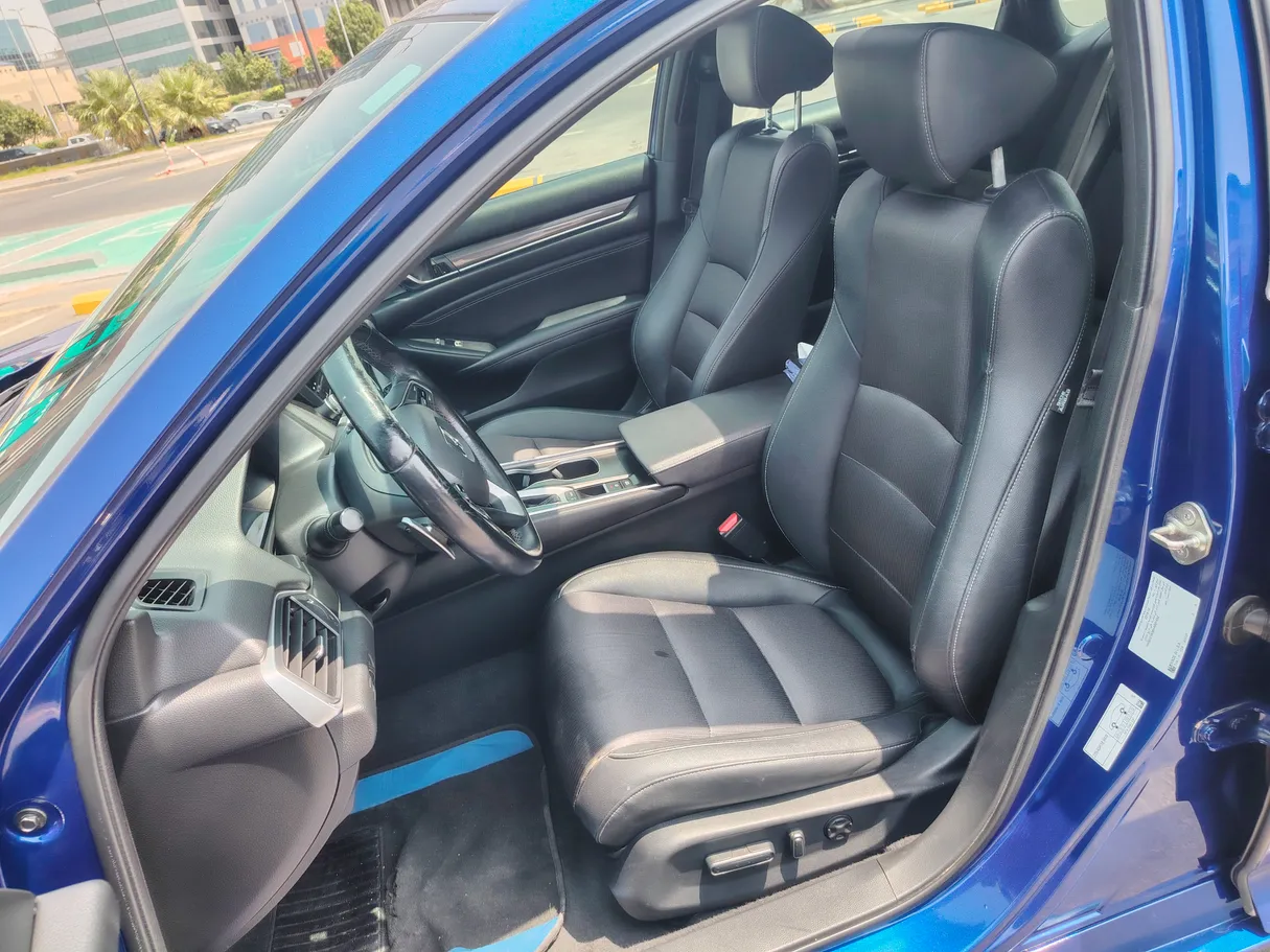 Car image 12