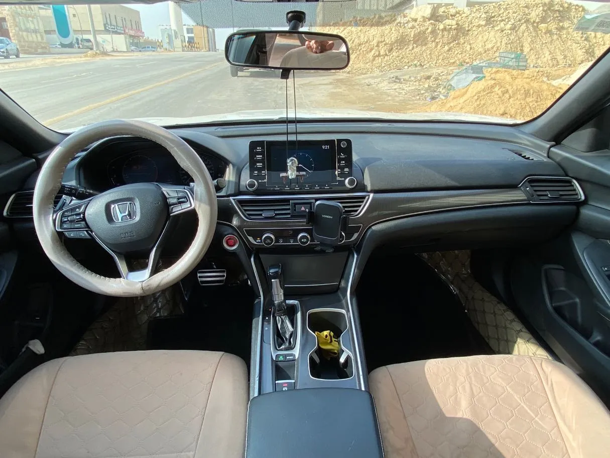 Car image 18