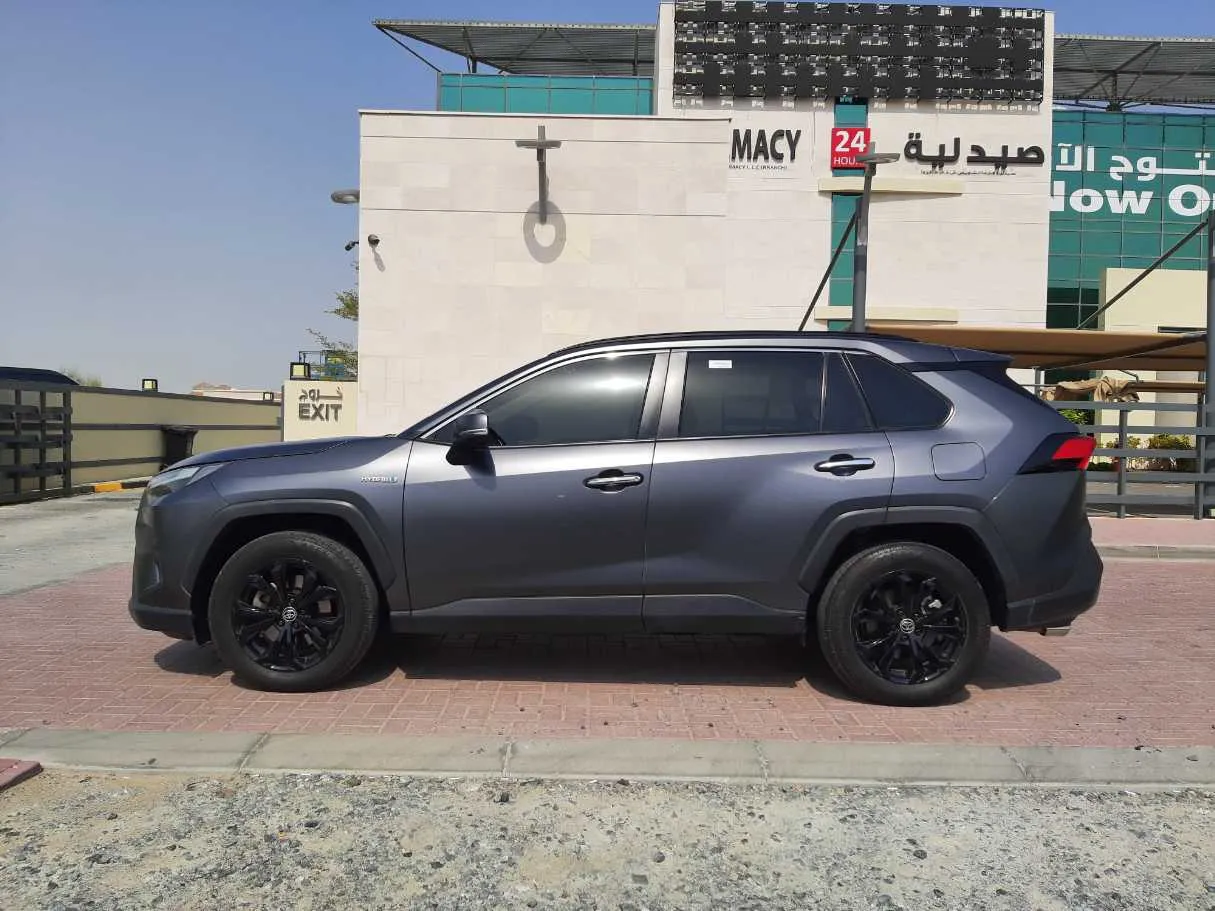 Car image 4