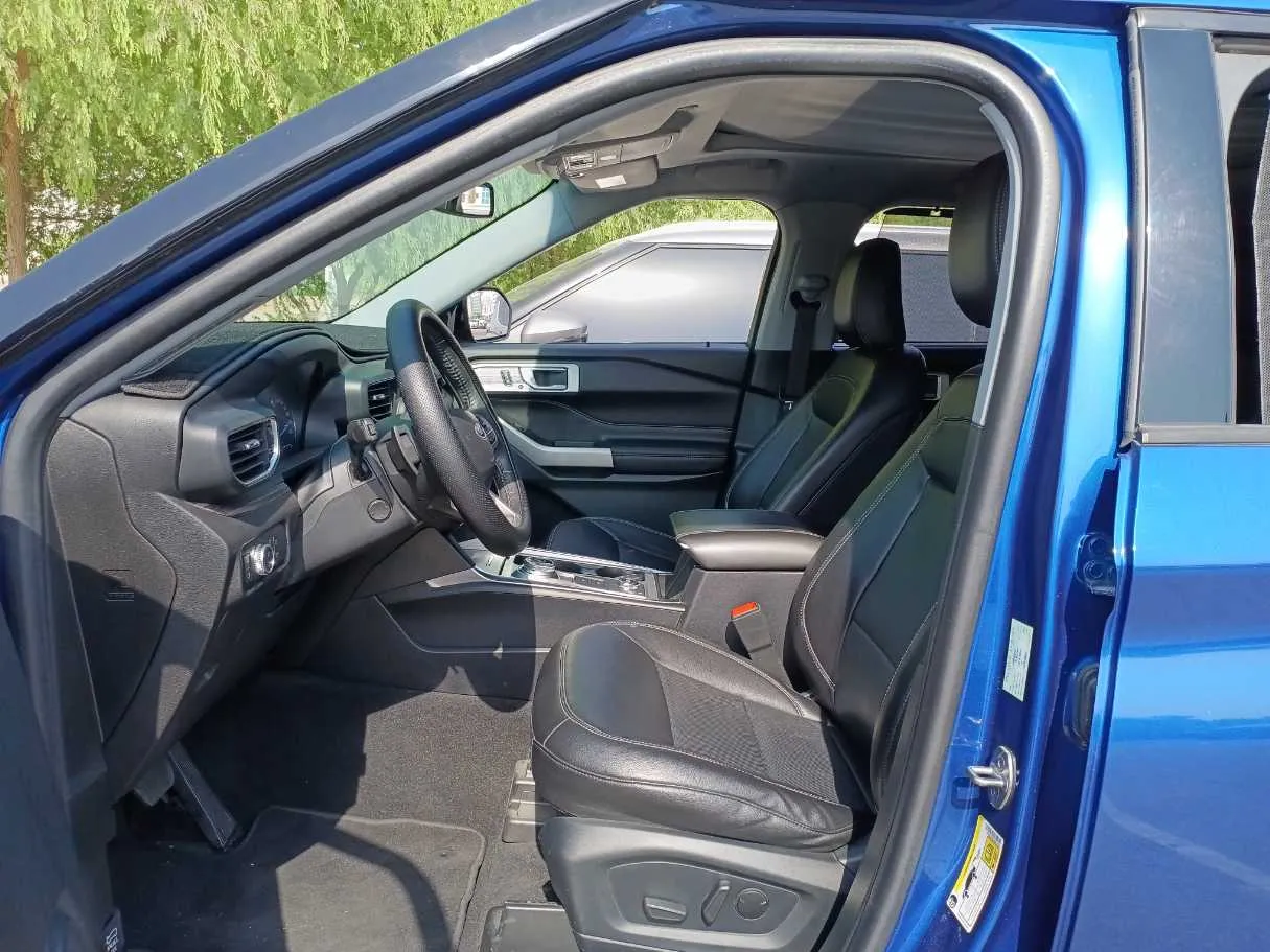 Car image 12