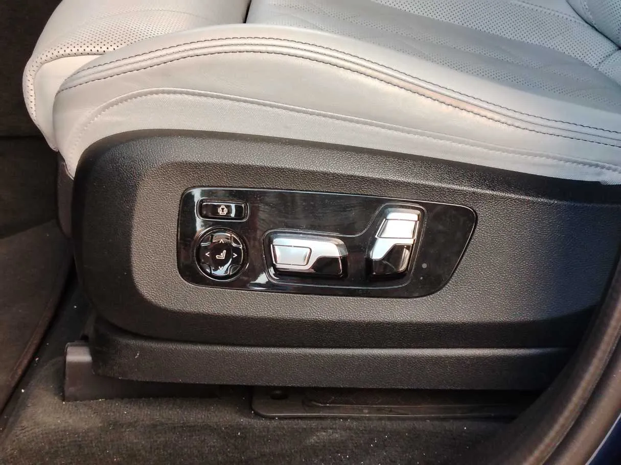 Car image 32