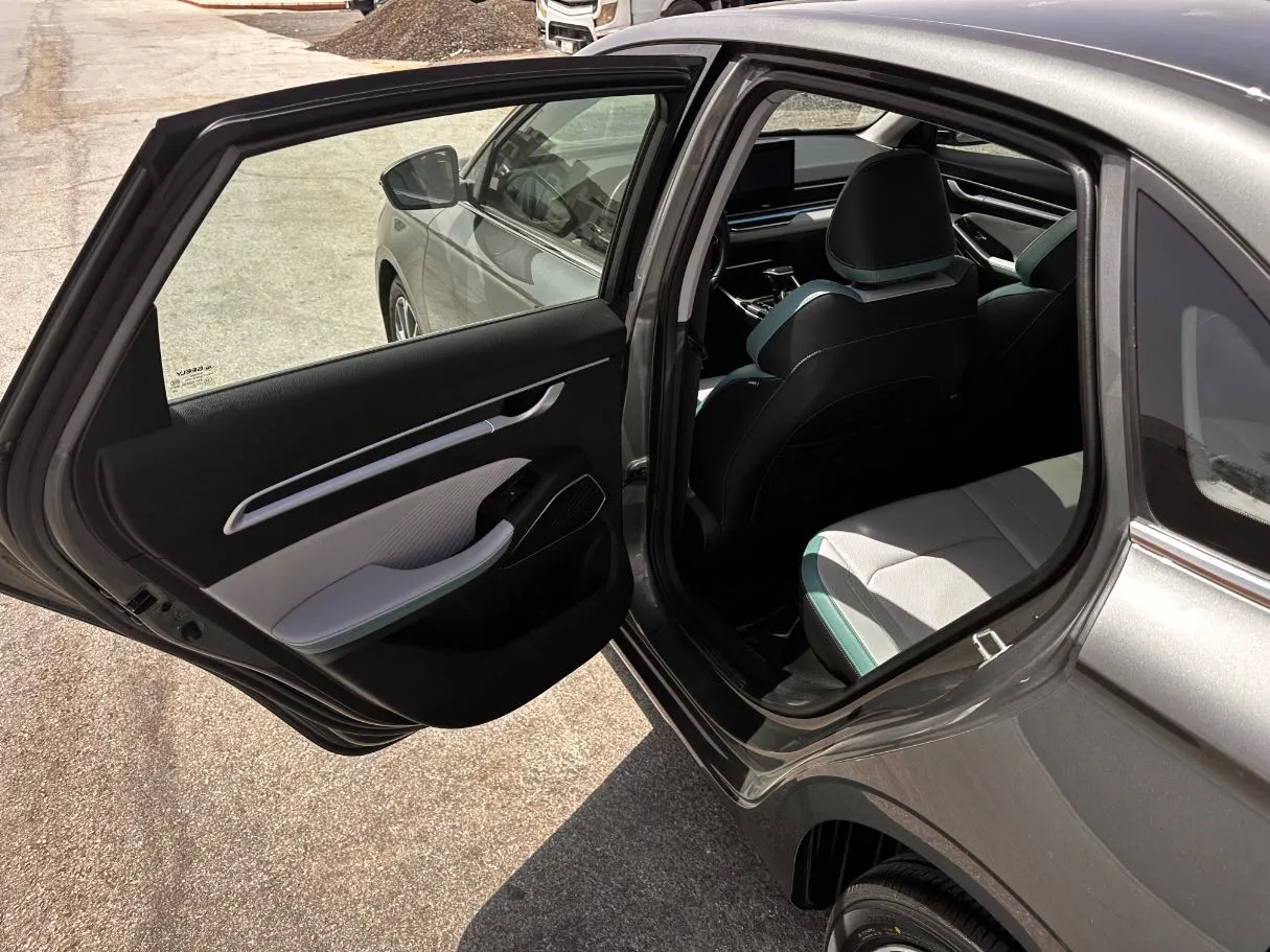 Car image 13