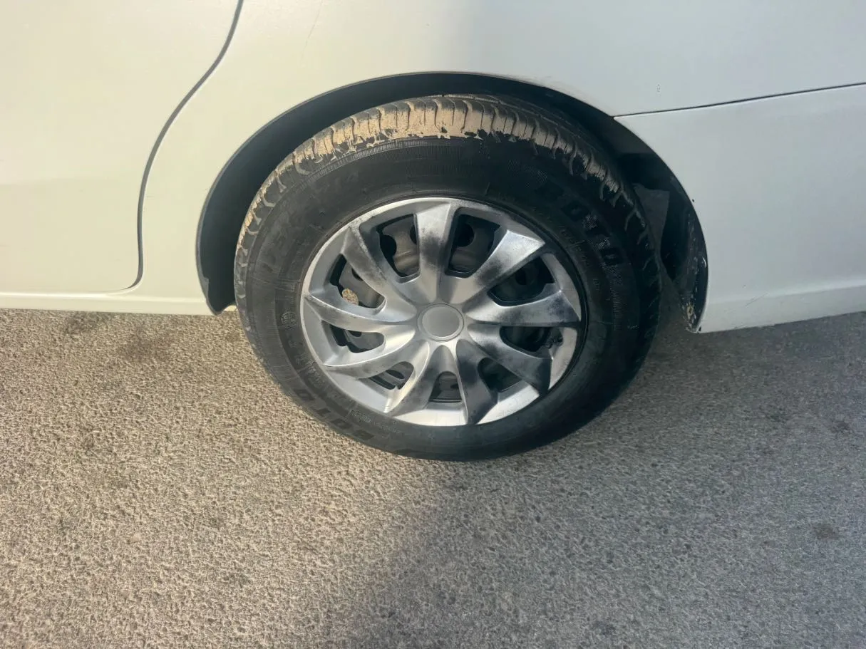 Car image 9