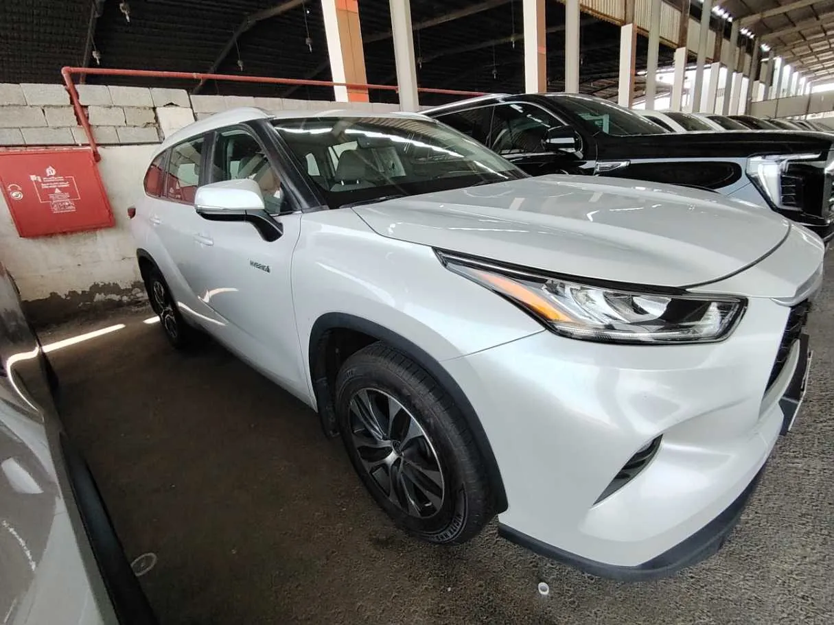 Car image 4
