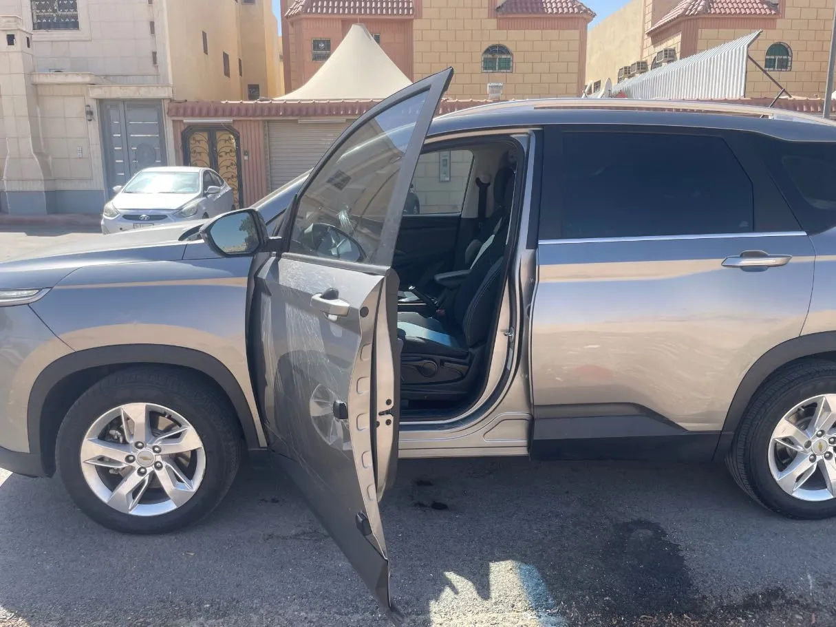 Car image 12