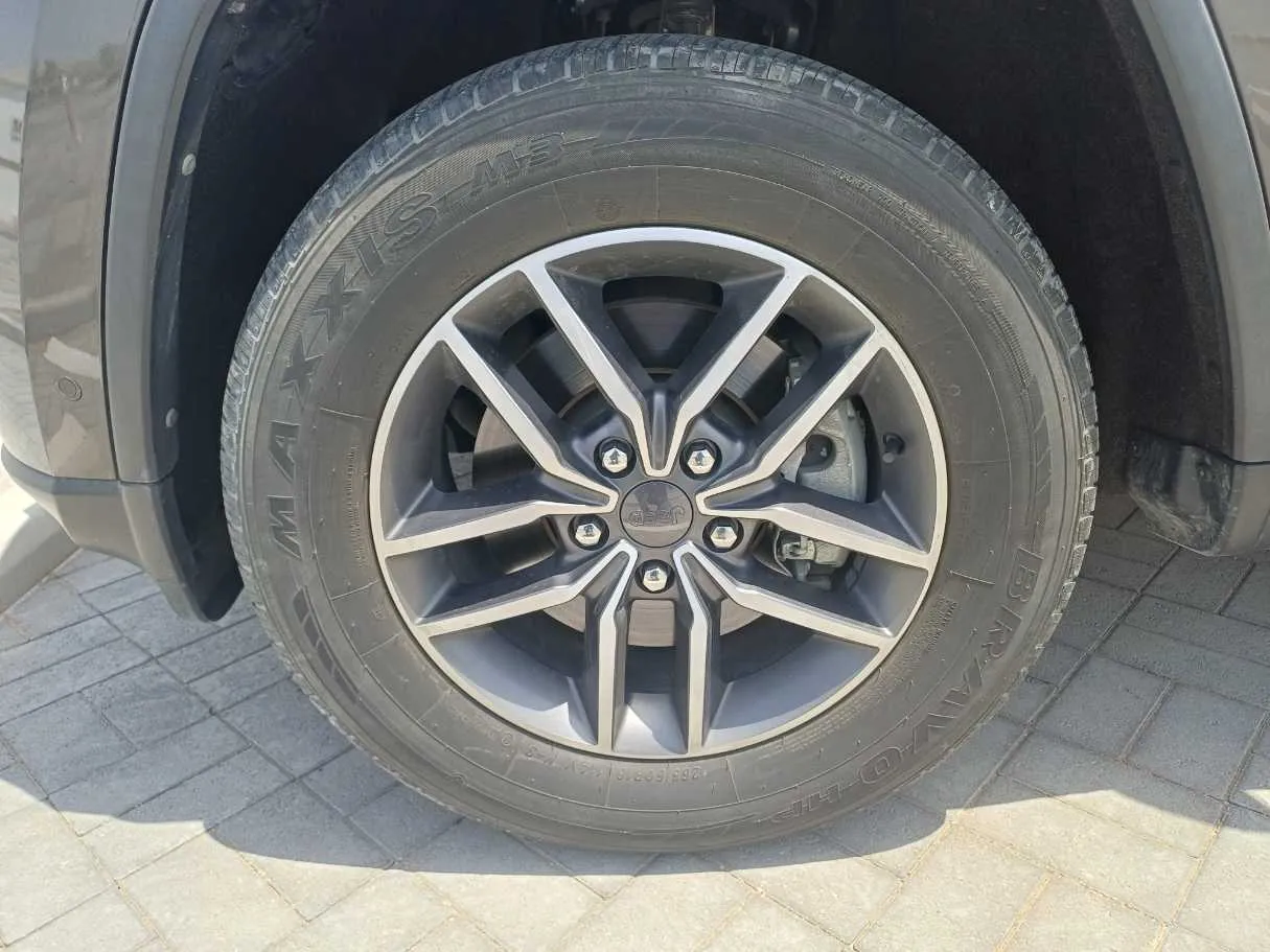 Car image 9