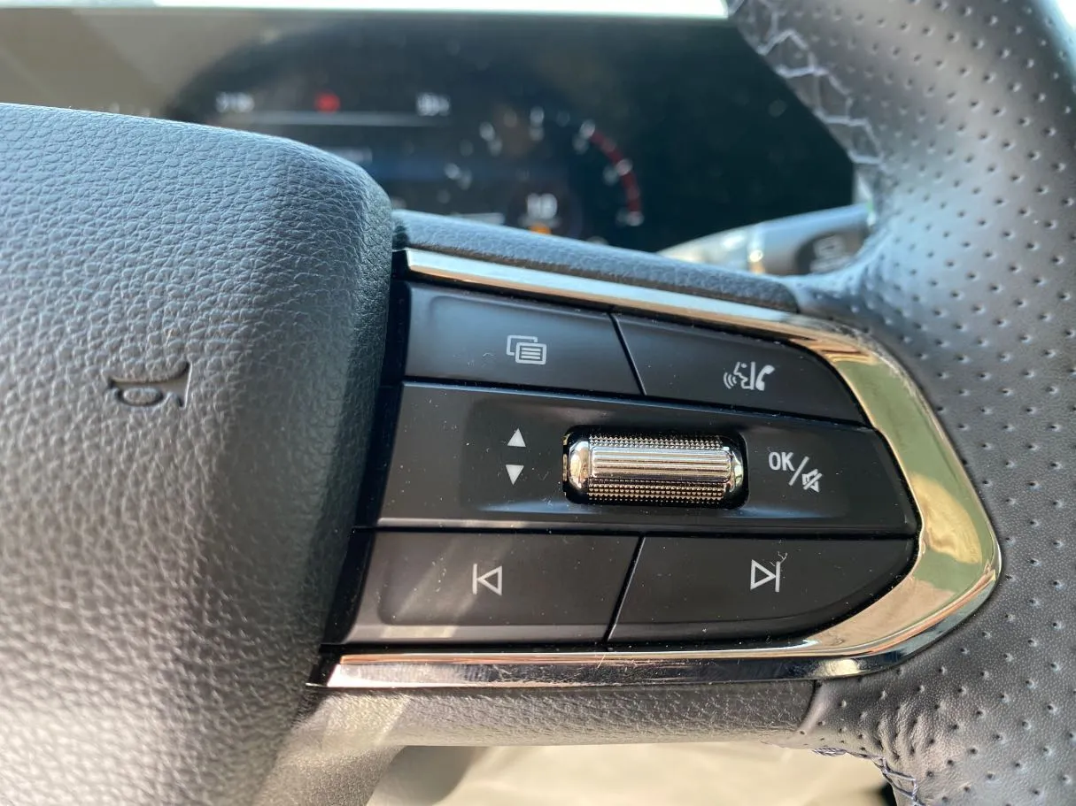 Car image 24