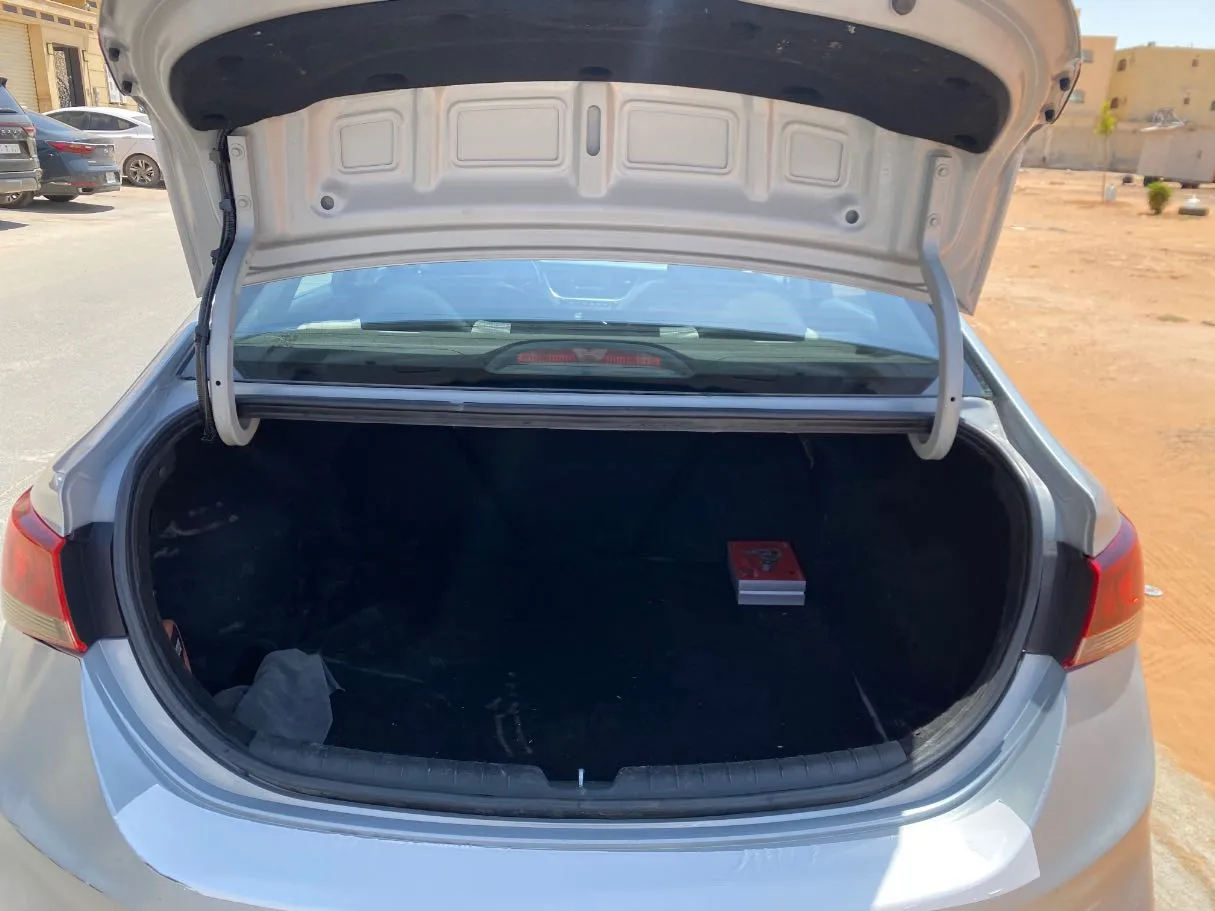 Car image 18