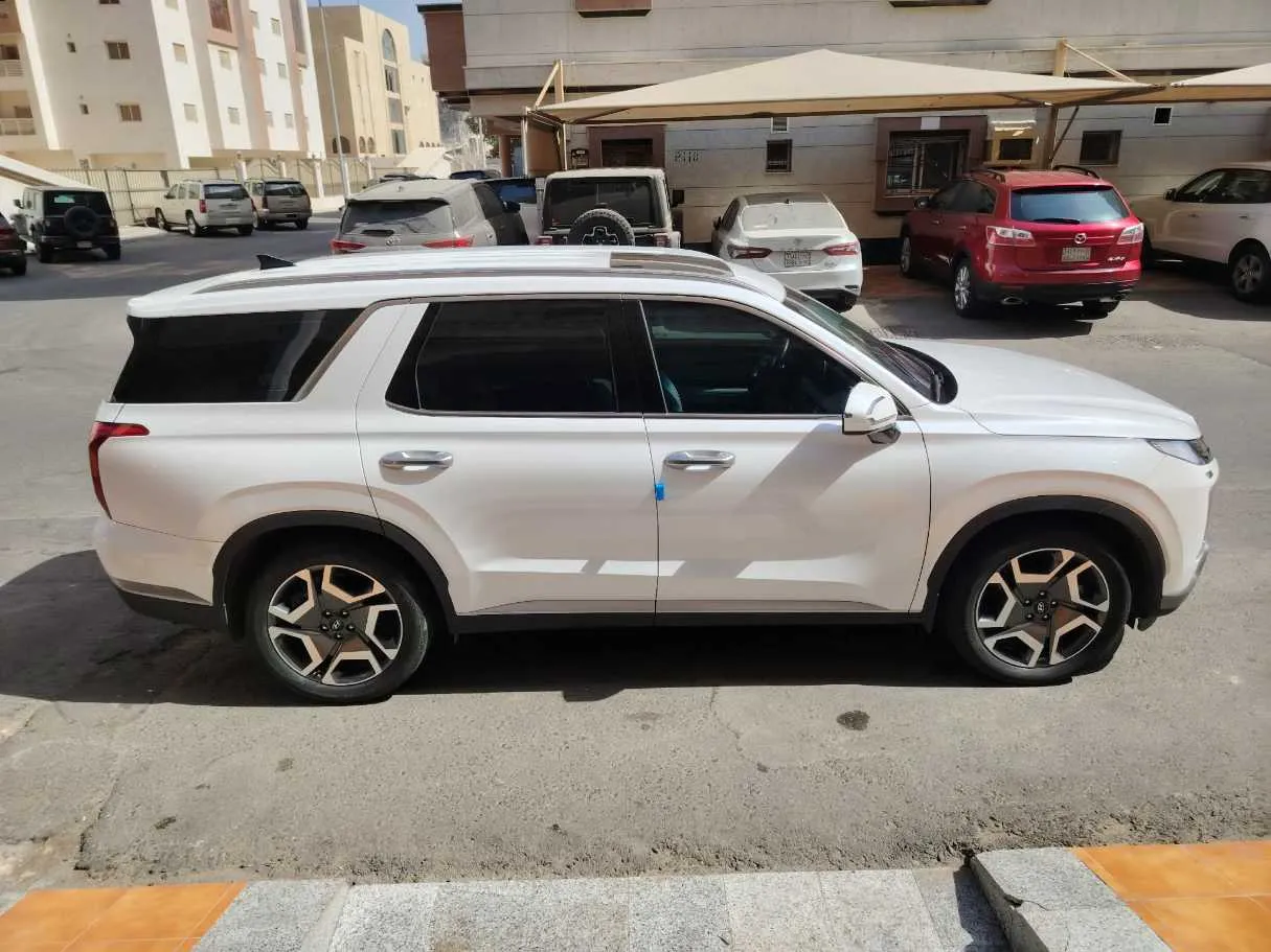 Car image 4