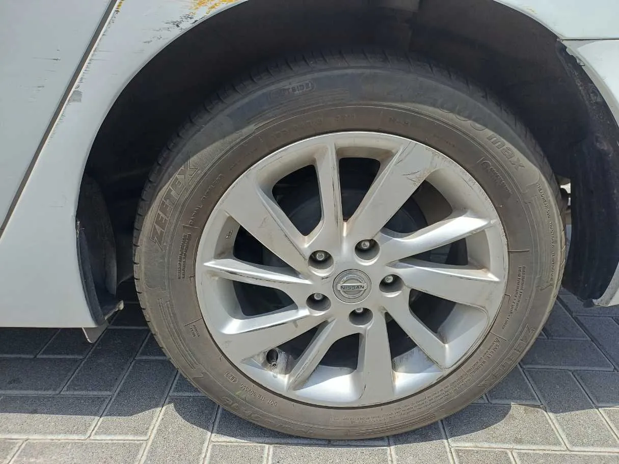 Car image 9