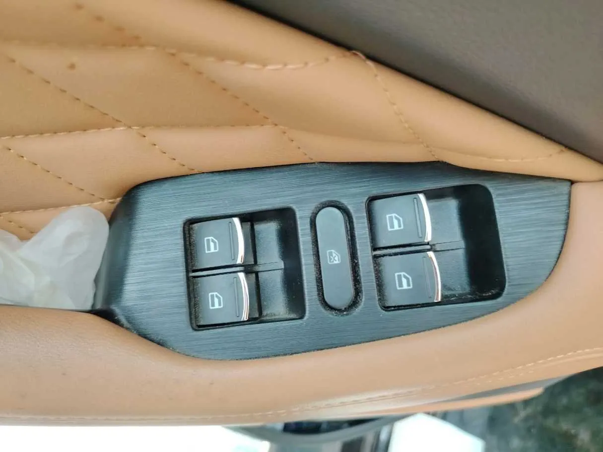 Car image 36