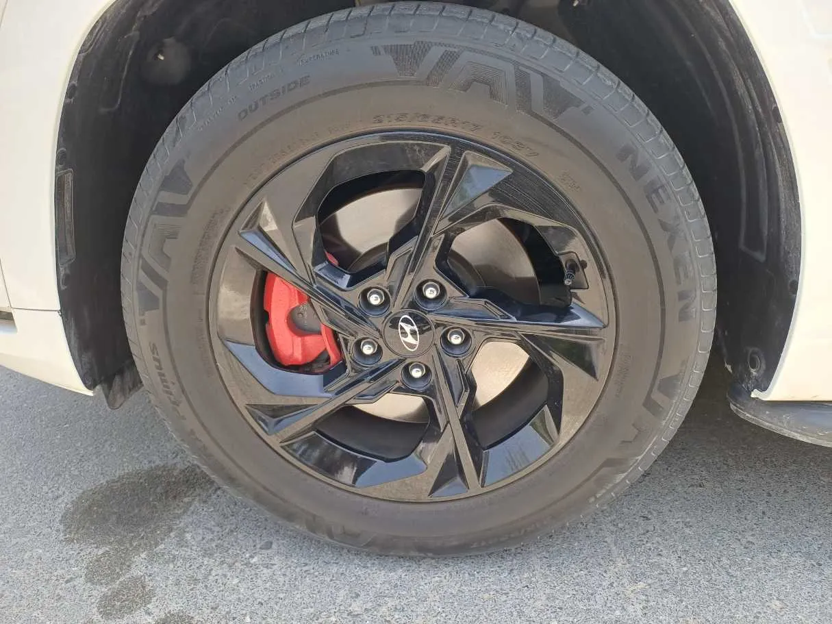 Car image 9