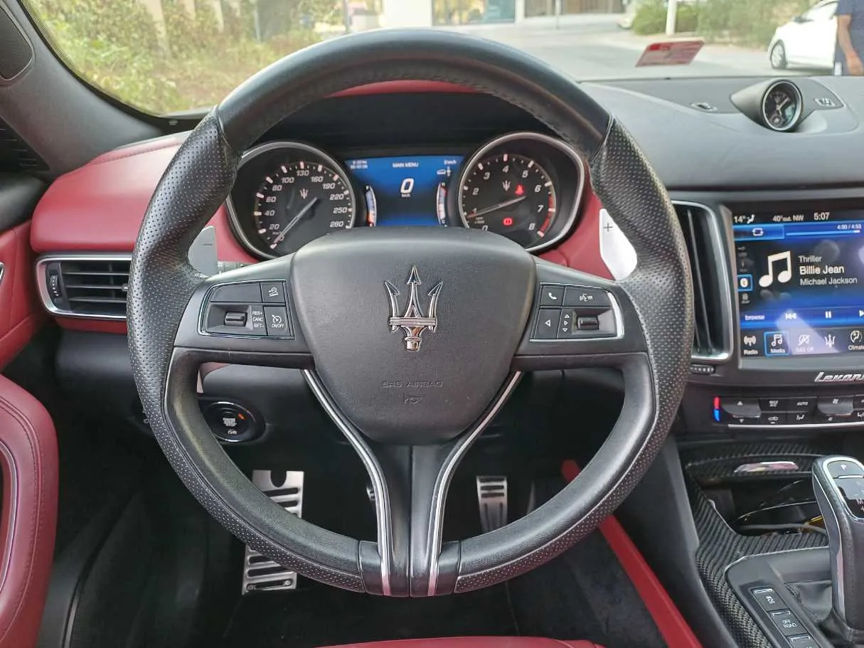 Car image 18