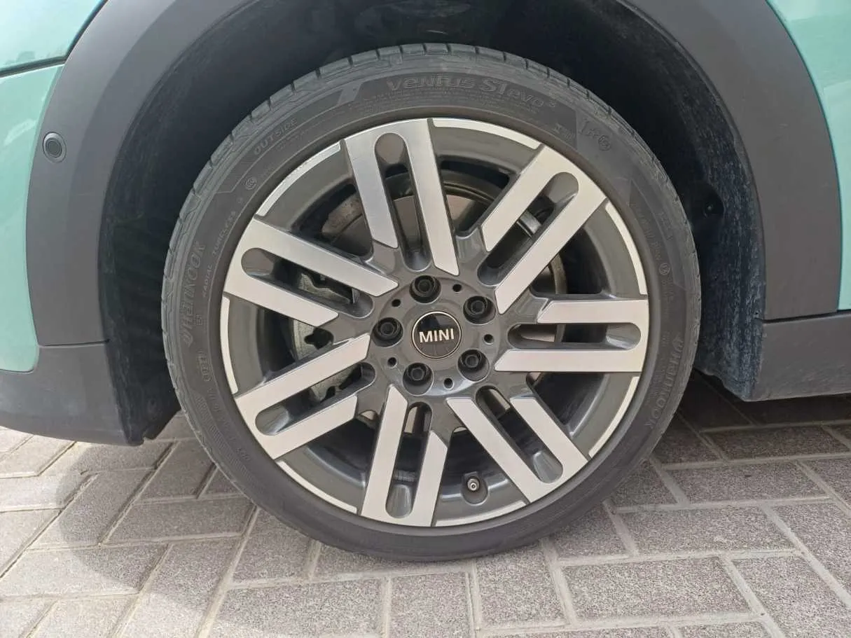 Car image 9