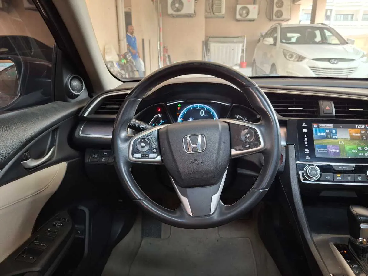 Car image 17