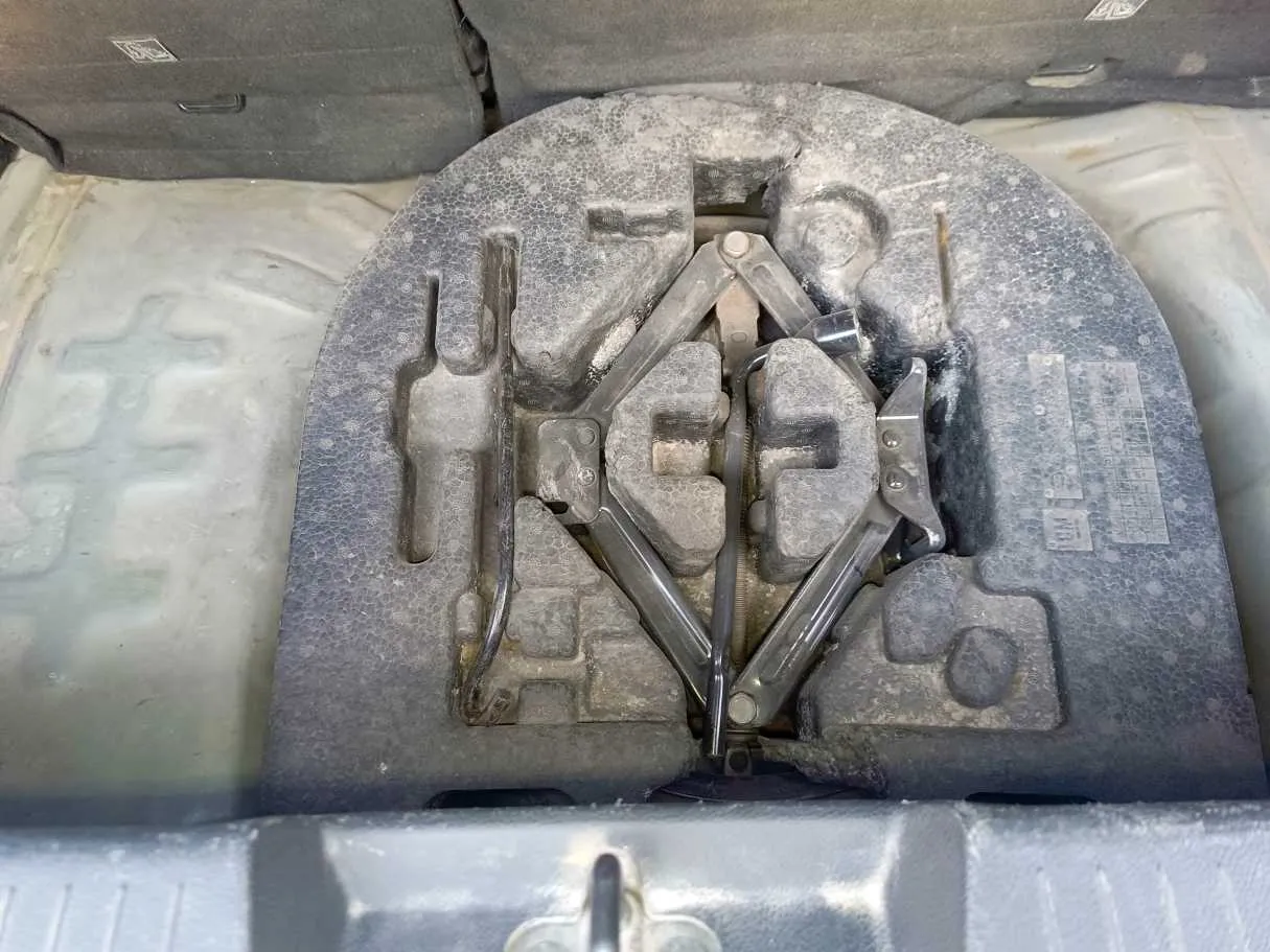 Car image 25