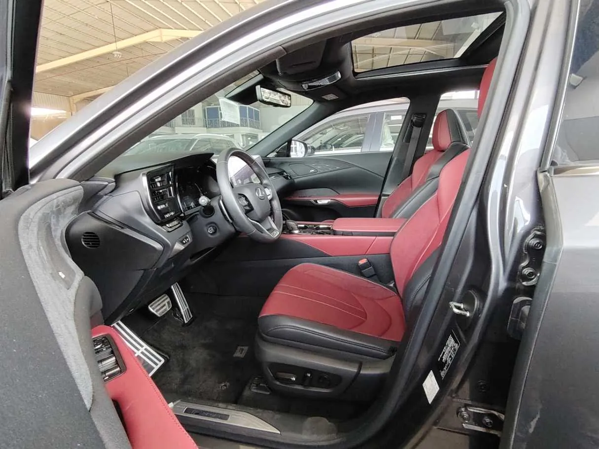 Car image 16