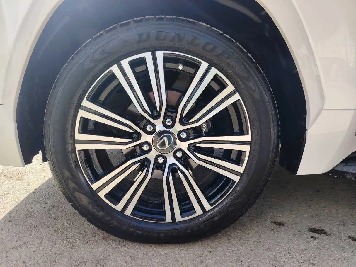 Car image 10