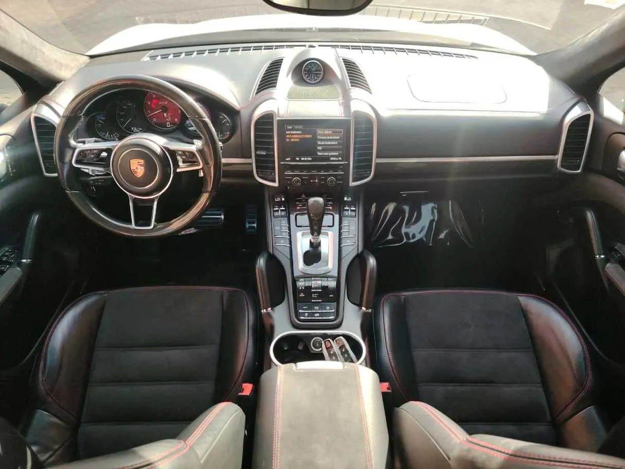 Car image 19