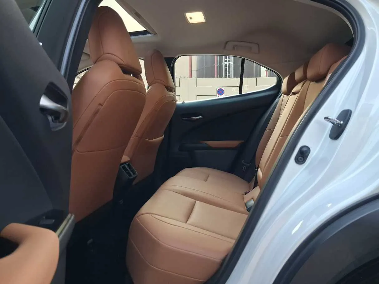 Car image 13