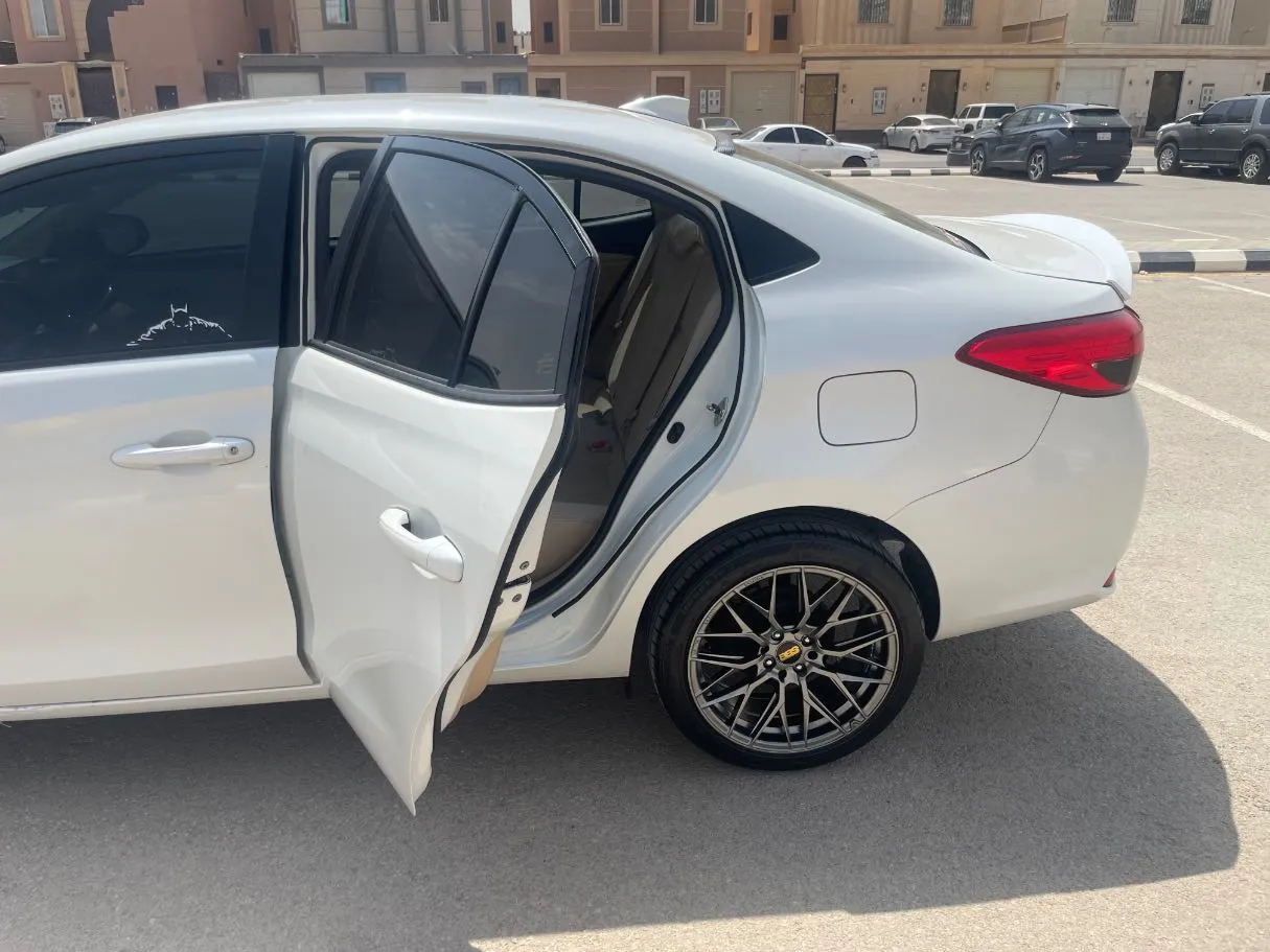 Car image 14