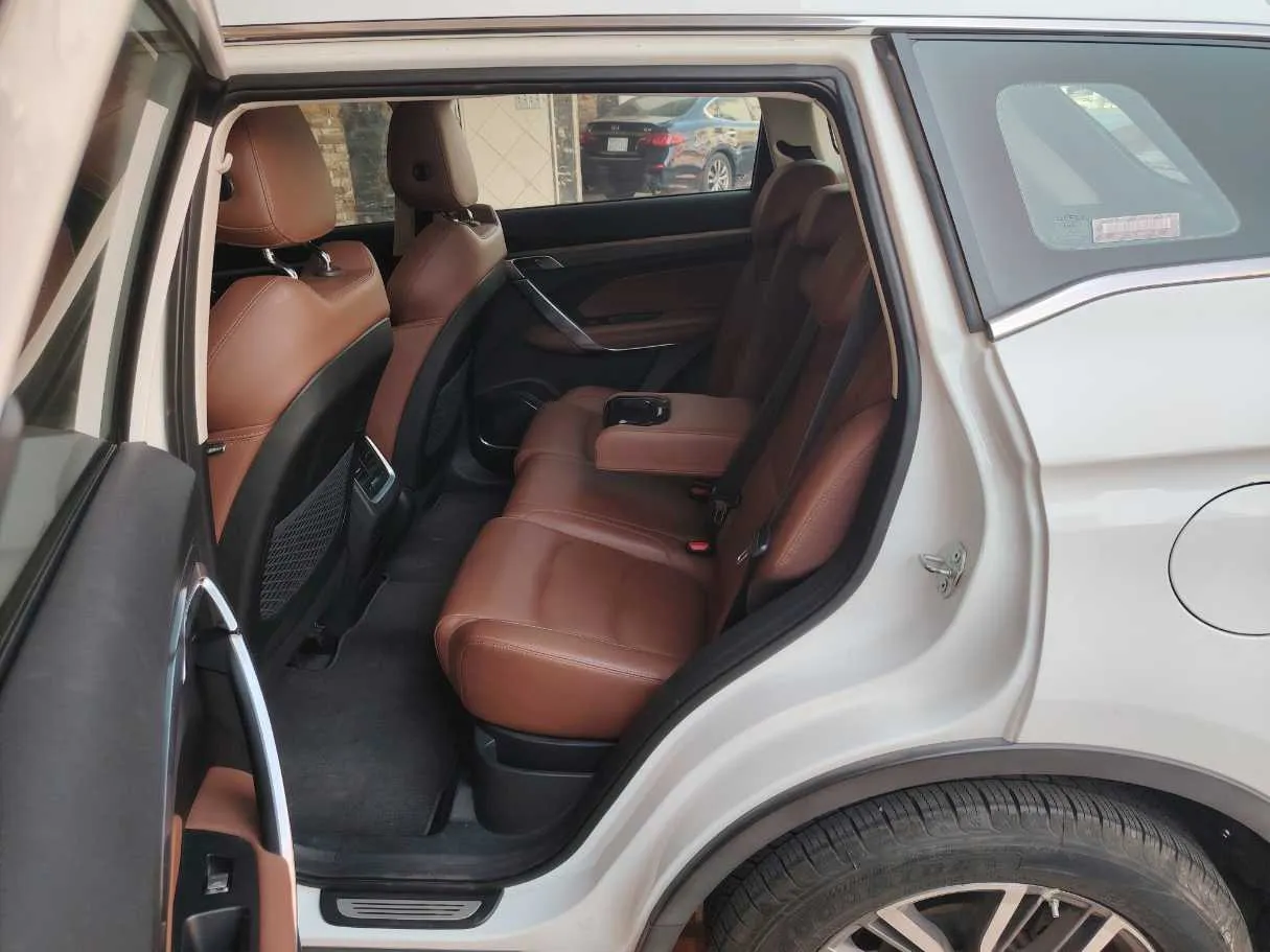 Car image 16