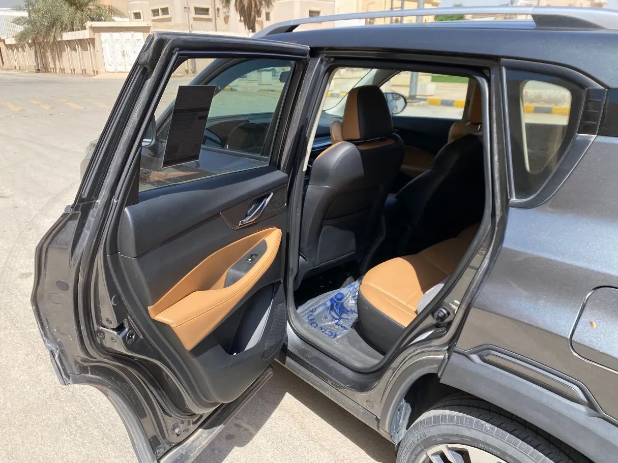 Car image 12