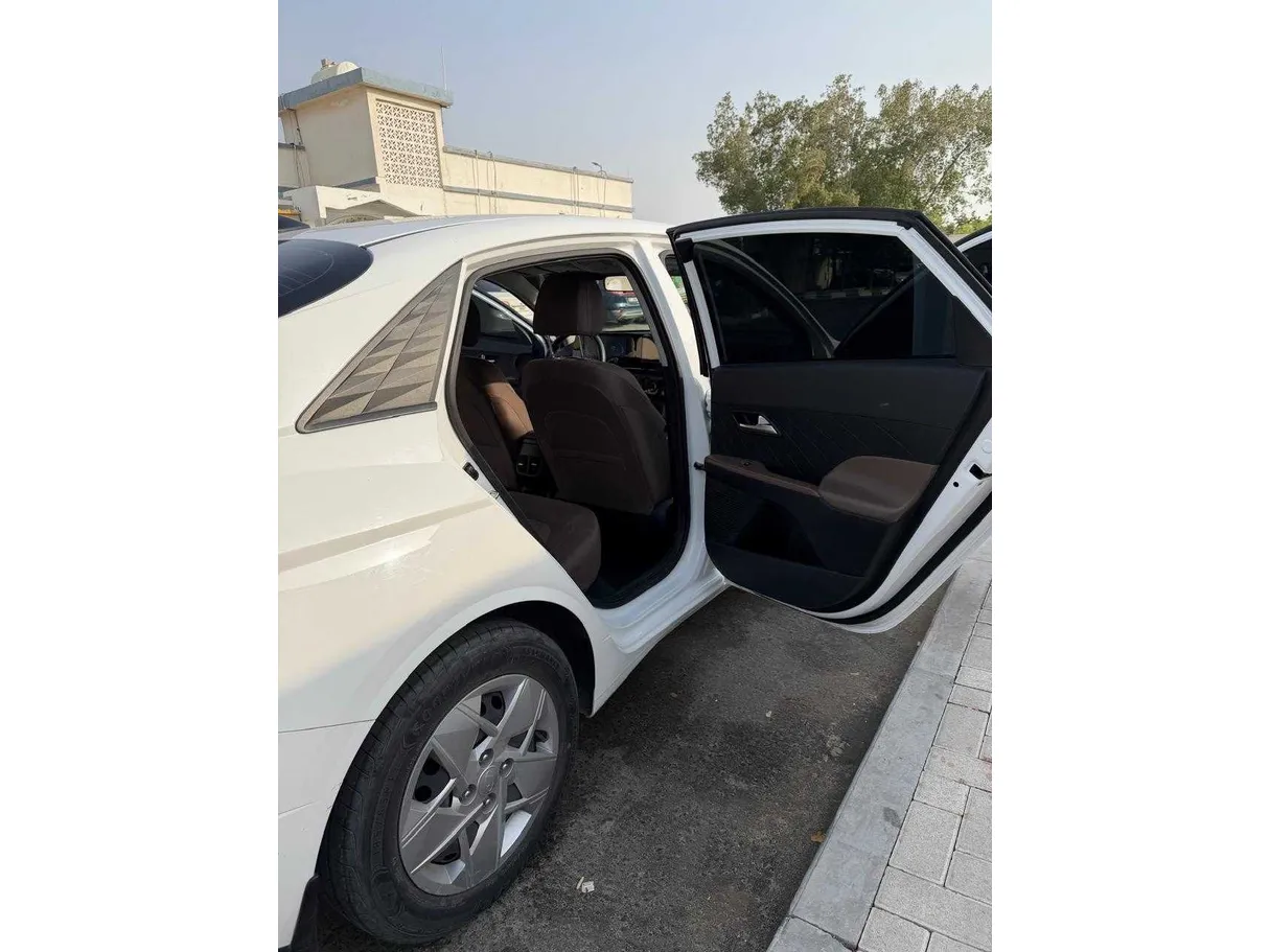 Car image 10