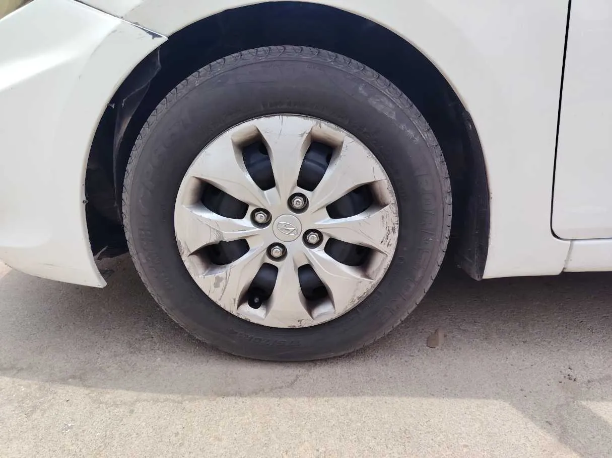 Car image 10
