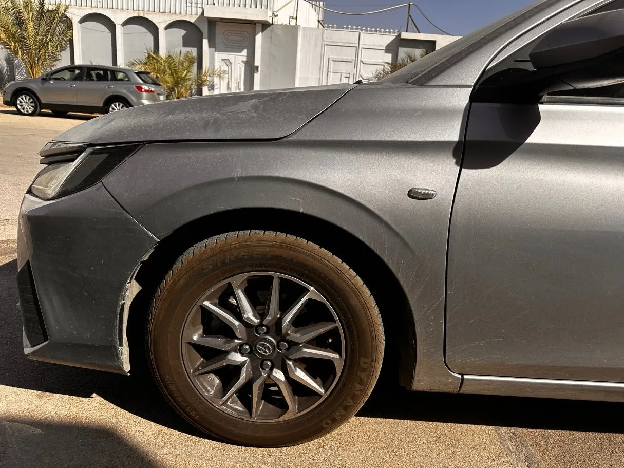 Car image 9