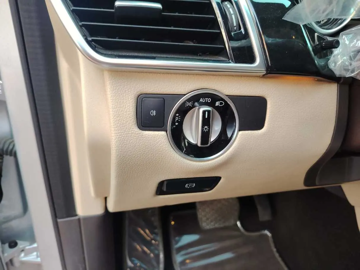 Car image 32
