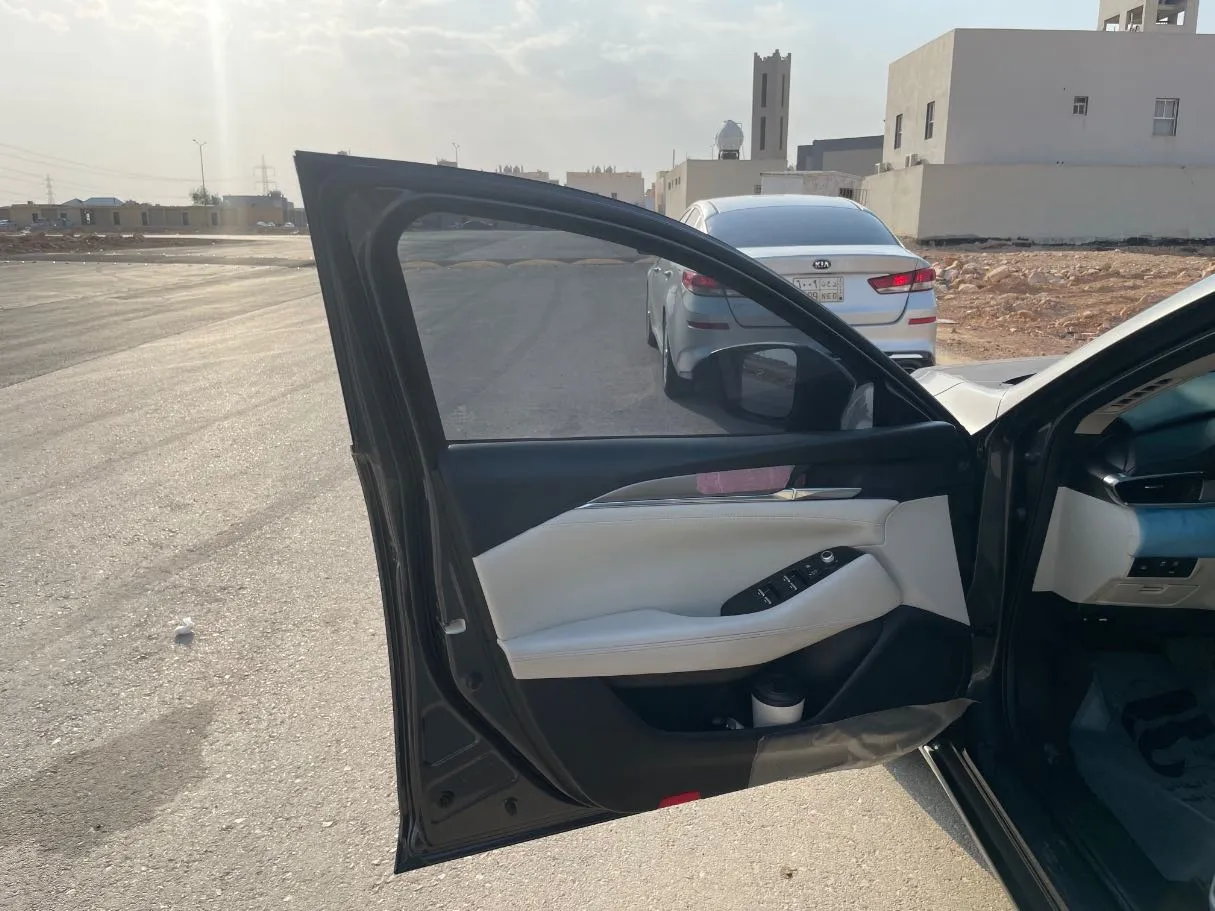 Car image 10