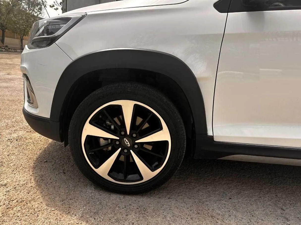 Car image 9