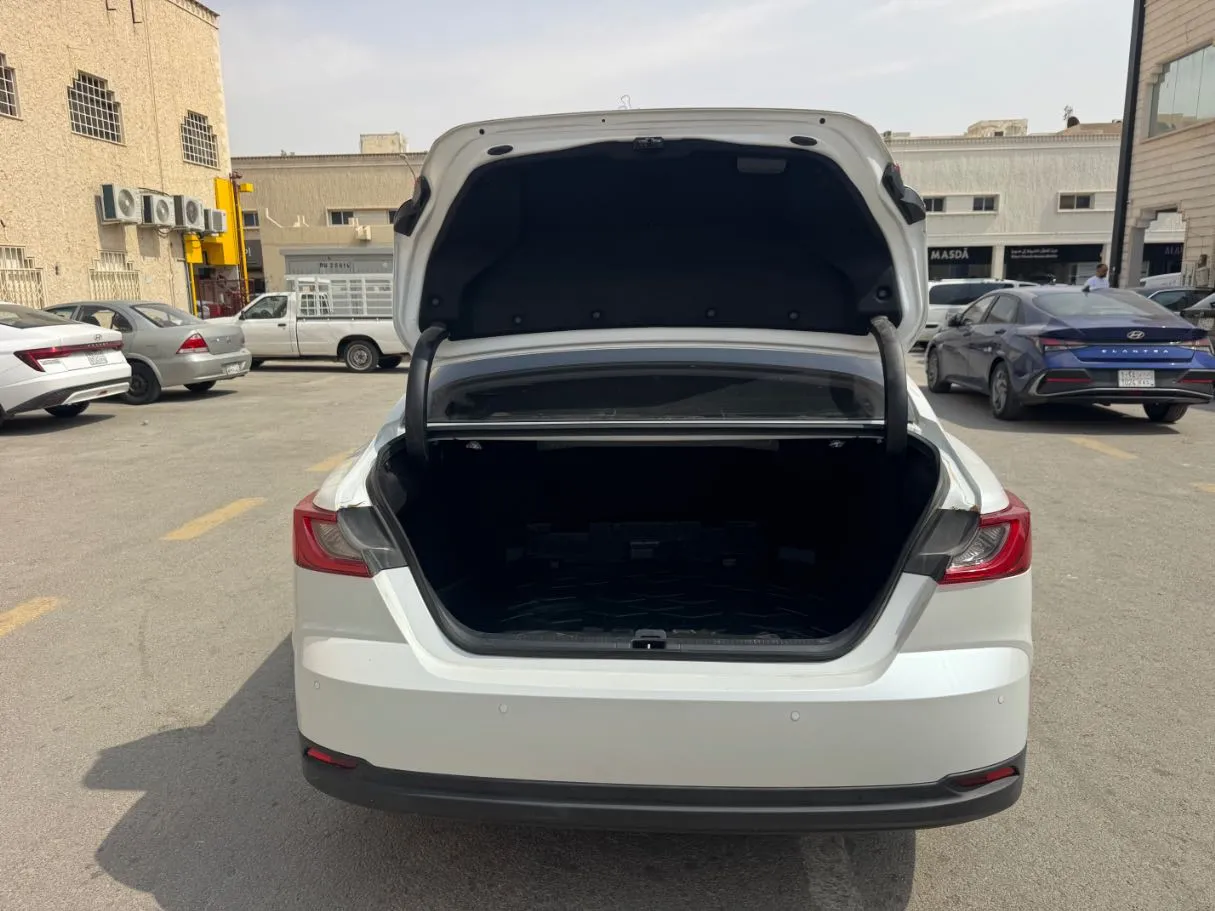 Car image 19