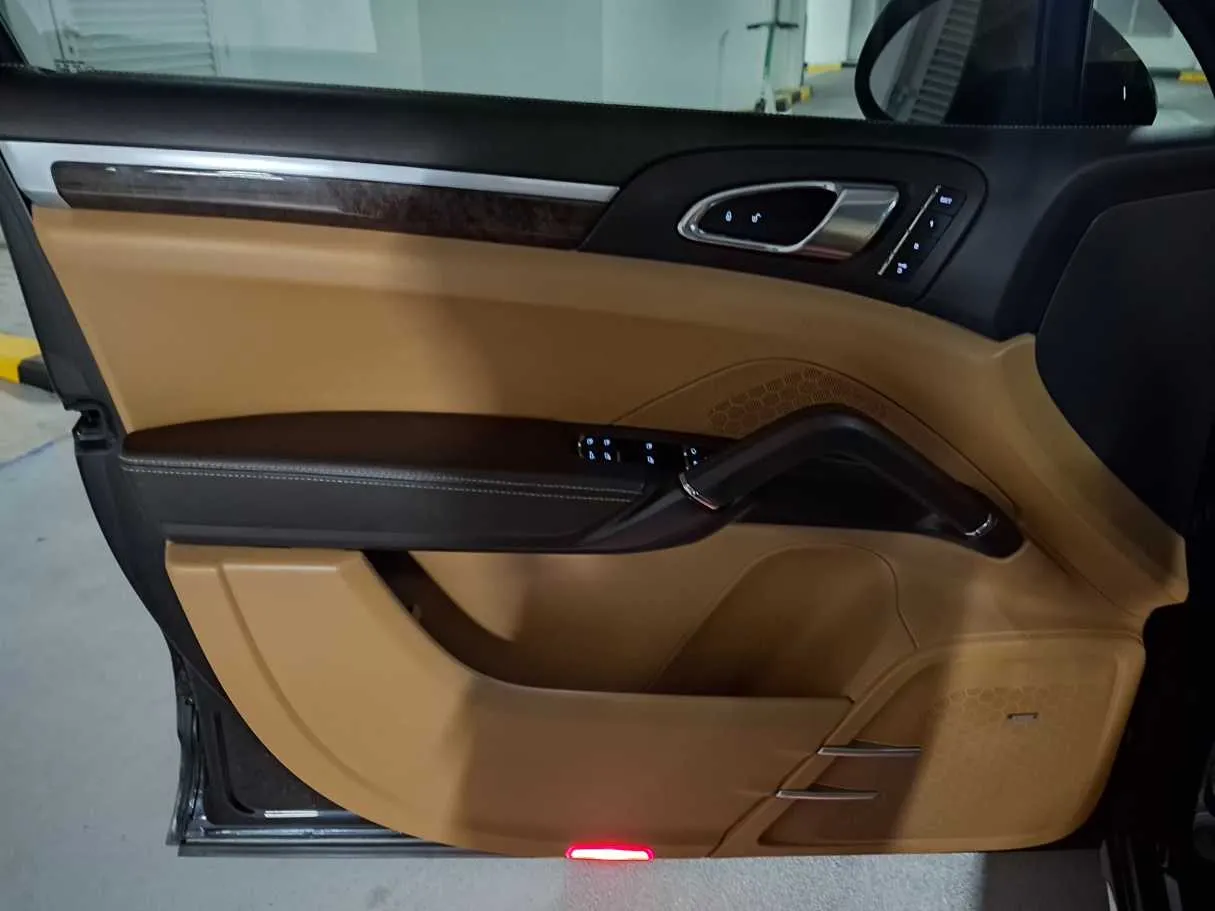 Car image 10