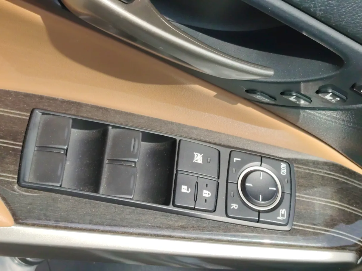 Car image 28