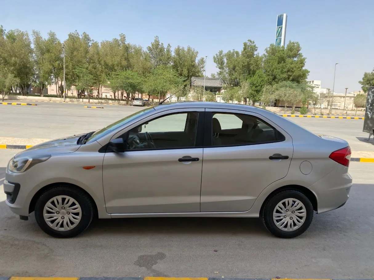 Car image 7