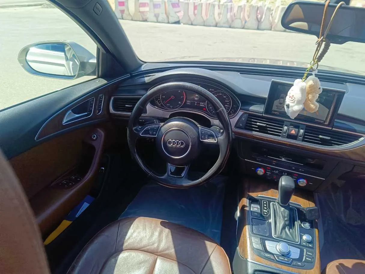 Car image 26