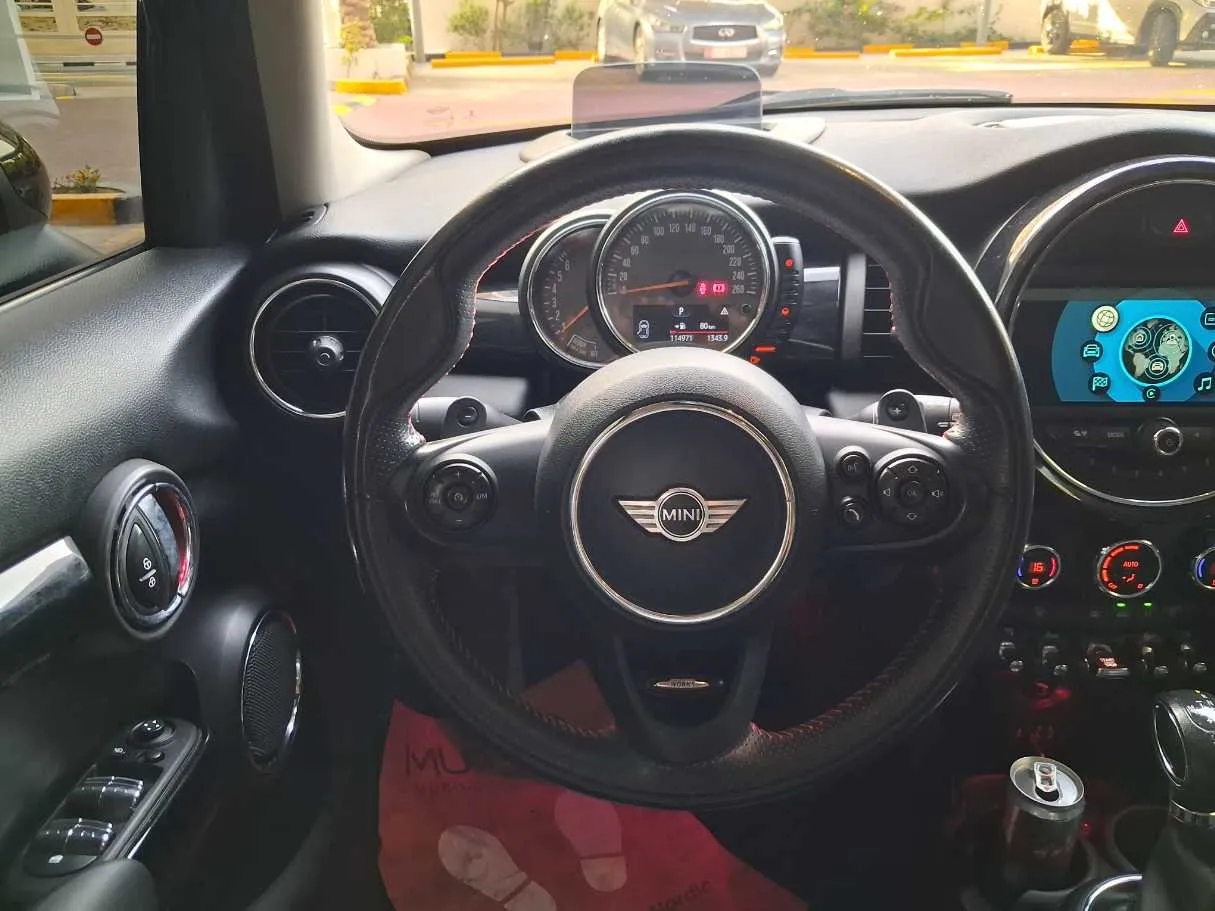 Car image 19