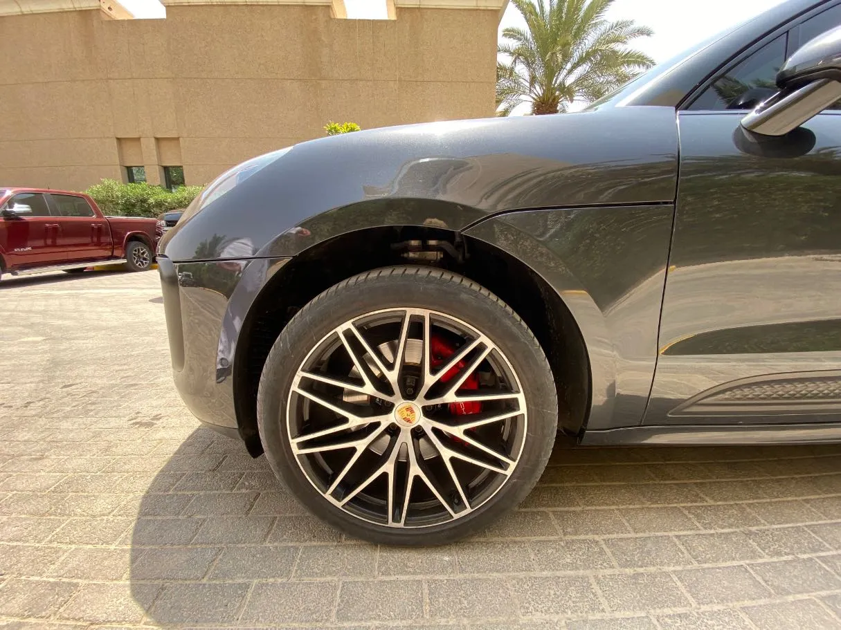 Car image 9