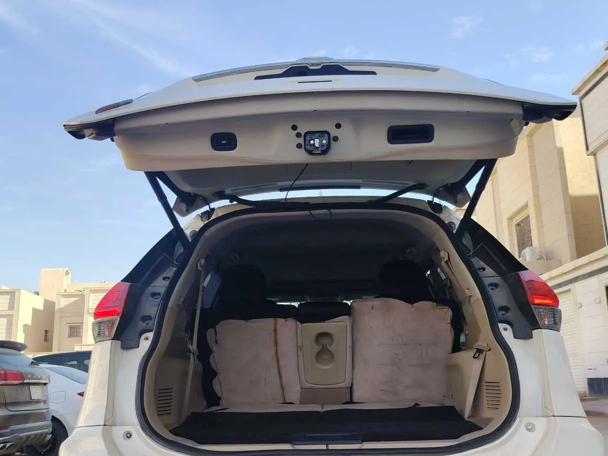 Car image 26