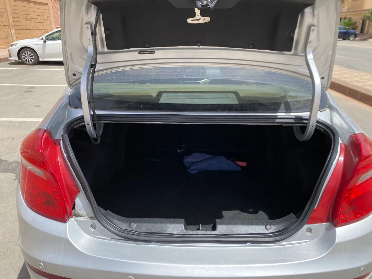 Car image 19