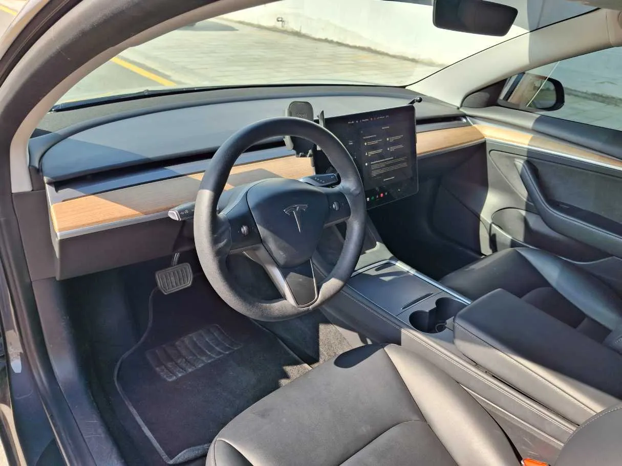Car image 11